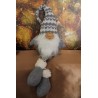 gnome gris aux longues jambes