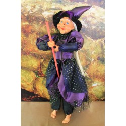 Grande sorcière violette .