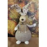 lapin en salopette en tissu marron et beige.