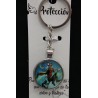 Porte clefs double face représentant une sorcière à cheval sur son balai. Porte-bonheur.