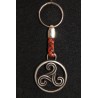 Porte clefs en fer et cuir tressé triskel .