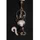 Porte clefs en métal argenté formant un renard noir tête couronnée.