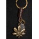 Porte clefs en cuir et métal avec plusieurs breloques, feuille, anneaux.