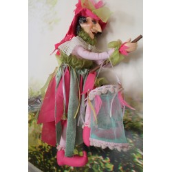 Grande sorcière porte bonheur, tête et mains en porcelaine, décoration et Halloween.